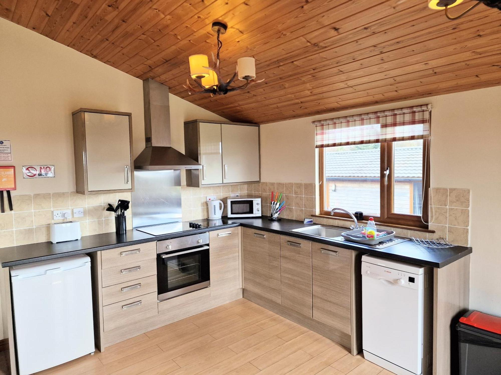 Lomond 5 With Private Hot Tub - Fife - Loch Leven - Lomond Hills - Pet Friendly Villa Kelty Buitenkant foto