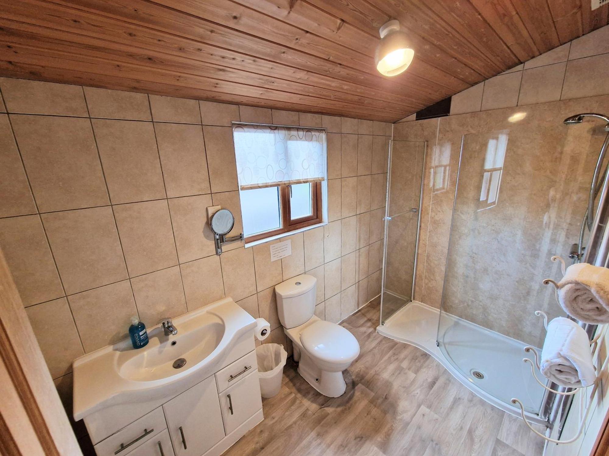 Lomond 5 With Private Hot Tub - Fife - Loch Leven - Lomond Hills - Pet Friendly Villa Kelty Buitenkant foto