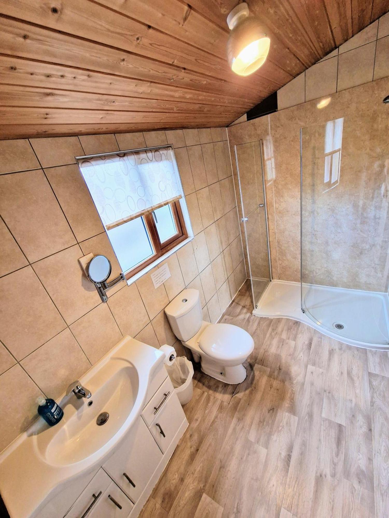 Lomond 5 With Private Hot Tub - Fife - Loch Leven - Lomond Hills - Pet Friendly Villa Kelty Buitenkant foto